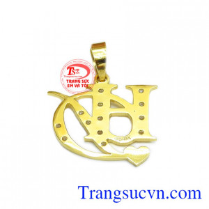 Mặt dây chuyền chữ HD vàng 18k được chế tác tinh tế, mang lại một sản phẩm hoàn hảo cho khách hàng.