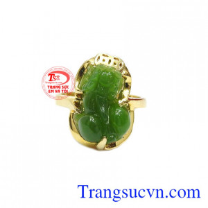 Nhẫn tỳ hưu cẩm thạch ngậm kim tiền được kết hợp từ ngọc cẩm thạch thiên nhiên và vàng tây 14k bền đẹp.