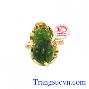 Nhẫn tỳ hưu nephrite tài lộc được chế tác từ ngọc cẩm thạch thiên nhiên và vàng tây 14k.