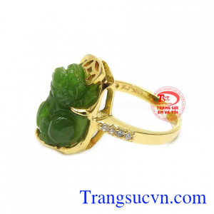 Sản phẩm là sự kết hợp hài hòa giữa cẩm thạch thiên nhiên và vàng tây 14k.