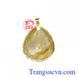 Mặt dây thạch anh tóc bọc vàng được chế tác từ thạch anh tóc thiên nhiên với màu sắc sang trọng, hợp phong thủy. 