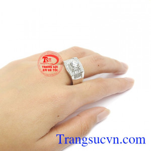 Với chiếc nhẫn nầy, khách hàng có thể yên tâm kết hợp cùng nhiều trang phục hay các phụ kiện khác mà không lo lỗi mốt.