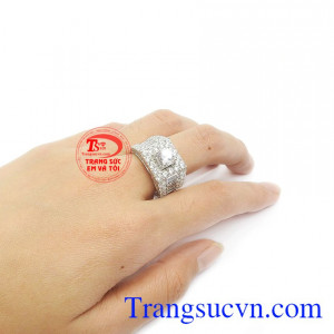 Sản phẩm có thể kết hợp cùng nhiều phụ kiện và trang phục.