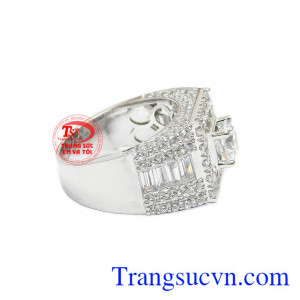 Với các viên đá lấp lánh làm tăng thêm vẻ sang trọng, lịch lãm cho phái mạnh. 