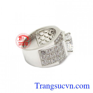Với thiết kế vô cùng tinh tế, các viên đá Cz lấp lánh giúp chiếc nhẫn trở nên độc đáo và ấn tượng hơn.