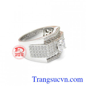 Các viên đá Cz lấp lánh kết hợp hoàn hảo cùng vàng tây 14k mang đến nét đẹp độc đáo.
