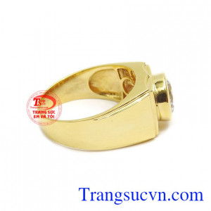 Đá Cz lấp lánh cũng được phối hợp cùng vàng màu tạo điểm nhấn cho chiếc nhẫn.