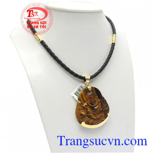 Sản phẩm được chế tác từ đá mắt hổ chạm khắc tinh tế, bọc vàng sang trọng