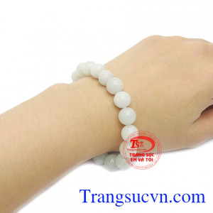 Ngọc cẩm thạch là loại ngọc quý, mang lại cho người dùng sự bình an và may mắn.