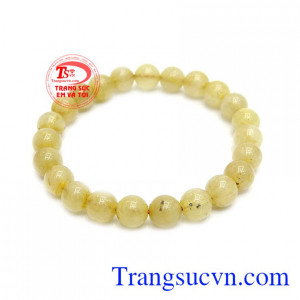 Chuỗi thạch anh tóc 8 ly thịnh vượng được kết từ các hạt thạch anh tóc thiên nhiên.