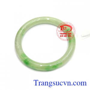 Vòng ngọc đẹp được đánh giá về màu sắc, độ cứng, độ tinh khiết cho vẻ đẹp