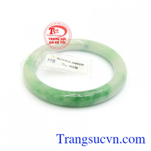 Vòng Tay Ngọc Cẩm Thạch Đại Cát đeo hợp phong thủy, ngọc cẩm thạch có tác dụng xua đuổi ma quỷ, mang đến bình an, hạnh phúc và thăng tiến trong công việc cho người đeo