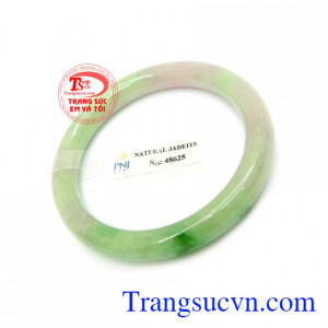 Vòng Cẩm Thạch Môn Hưng Thịnh vừa là món đồ trang sức sang trọng quý phái vừa có ý nghĩa phong thủy có khả năng giải trừ tà khí, mang lại bình an, may mắn, tài lộc cho chủ nhân