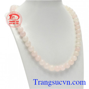 Chuỗi cổ thạch anh hồng đẹp mang đến cho người đeo vẻ đẹp dịu dàng, nữ tính.