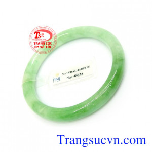 Vòng Ngọc Cẩm Thạch Phát Đạt trong phong thủy có tác tác dụng điều hòa huyết áp, nhịp tim, giảm căng thẳng, strees và mang lại may mắn, thuận lợi trong cuộc sống cũng như công việc của chủ nhân