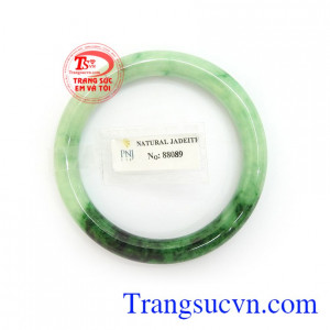 Vòng Cẩm Thạch Thiên Nhiên May Mắn đeo hợp thời trang và phong thủy, mang lại tài lộc, bình an, may mắn cho chủ nhân, là sản phẩm được rất nhiều người ưa chuộng