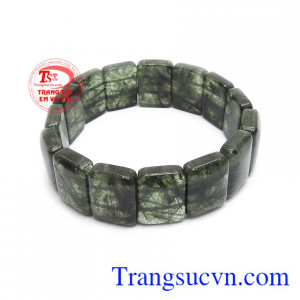 Chuỗi thạch anh tóc xám đậm đẹp được chế tác từ các viên thạch anh hình chữ nhật sang trọng và hợp phong thủy.
