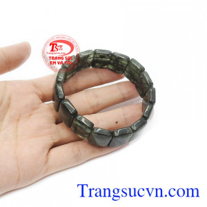 Với khả năng hỗ trợ điều trị một số bệnh về huyết áp và mất ngủ, sản phẩm từ thạch anh tóc luôn được nhiều khách hàng yêu thích và lựa chọn.