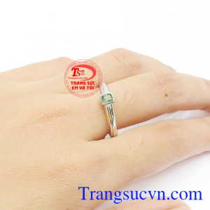 Viên đá chủ emeral đẹp mắt được kết hợp cùng vàng trắng tạo điểm nổi bật cho chiếc nhẫn. 