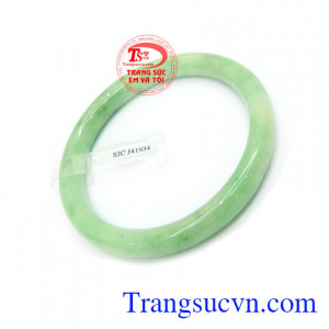 Đeo vòng tay ngọc cẩm thạch còn giúp xua tan sự phiền muộn mang lại may mắn và thuận lợi trong công việc và cuộc sống