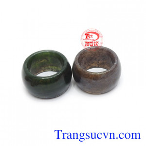 Nhẫn được chế tác kiểu bản hẹ, dễ dàng và thuận tiện khi sử dụng.