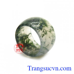 Nhẫn canxedon độc đáo với các vân ngọc vô cùng đẹp mắt, tạo ấn tượng cho người nhìn.