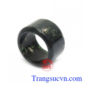 Nhẫn canxedon bản vuông đẹp mang đến vẻ sang trọng và lịch lãm.