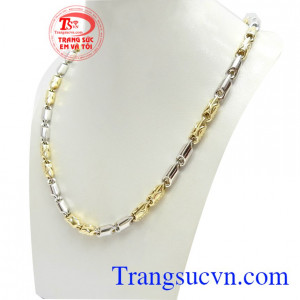 Dây Chuyền Nam Vàng Ý Cá Tính được chế tác kiểu dáng mới lạ, đem đến nét mạnh mẽ, cá tính cho người đeo, là kiểu dây chuyền được nhiều phái mạnh ưa chuộng