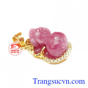 Mặt dây ruby tỳ hưu đẹp được thiết kế tinh tế, mang đến cho người đeo sản phẩm sang trọng, hợp phong thủy.