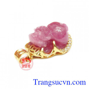 Sản phẩm kết hợp giữa vàng tây và đá ruby đảm bảo độ bền đẹp.