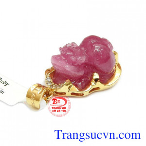 Sự kết hợp này giúp mặt dây đảm bảo sự bền đẹp hơn. 