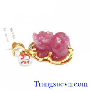 Mặt dây ruby tỳ hưu tinh tế là sự kết hợp hoàn hảo giữa tỳ hưu ruby thiên nhiên và vàng tây 14k