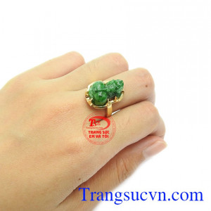 Hơn nữa, sản phẩm chế tác từ ngọc cẩm thạch mang đến sự bình an, may mắn.