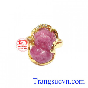 Nhẫn ruby tỳ hưu tinh tế mang thiết kế tối giản nhưng vẫn sang trọng, quyến rũ.