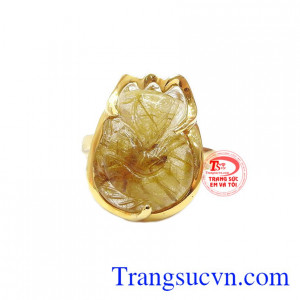 Nhẫn hồ ly thạch anh tóc đẹp là sự kết hợp giữa thạch anh tóc và vàng tây 14k. 