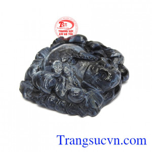 Với màu sắc lam đen xen ít đốm nâu vàng giúp sản phẩm càng thêm đặc sắc.