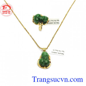 Bộ trang sức tỳ hưu cẩm thạch bình an đẹp là sự kết hợp giữa mặt dây, dây chuyền và nhẫn.