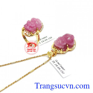 Bộ trang sức ruby tỳ hưu đẹp gồm mặt dây, dây chuyền và nhẫn.