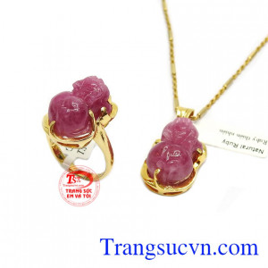 Bộ sản phẩm sang trọng, quyến rũ giúp phái nữ thêm đẹp.