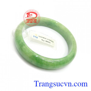 Vòng Tay Ngọc cẩm thạch thiên nhiên là kết tinh của tự nhiên, chứa nguồn năng lượng dồi dào, có tác dụng giải trừ tà khí, mang lại may mắn, tài lộc và bình an cho người đeo