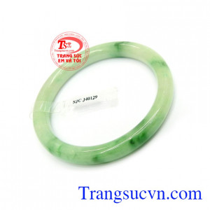 vòng ngọc cẩm thạch trong phong thủy còn có tác dụng giải trừ tà khí, mang lại bình an, may mắn cho người đeo