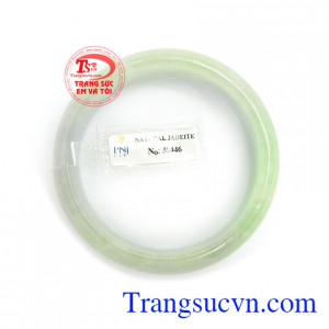 Vòng cẩm thạch được rất nhiều người ưa chuộng như là lá bùa hộ mệnh cho bản thân