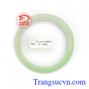 Đeo vòng tay Ngọc Phỉ Thúy còn giúp xua tan sự phiền muộn mang lại bình an cho người đeo