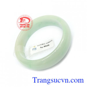 Vòng Ngọc Jadeite trong phong thủy có tác dụng giải trừ tà khí, chiêu tài lộc, công danh, mang lại hạnh phúc, bình an và may mắn cho người đeo.
