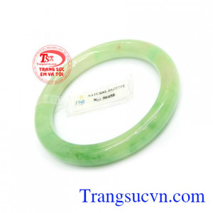 Ngọc miến điện tròn vân lý đeo hợp thời trang và phong thủy phái đẹp, ngọc phỉ thúy từ xưa đến nay rất được mọi người ưa chuộng với ý nghĩa mang lại may mắn, giải trừ tà khí, mang lại bình an và hạnh phúc cho người đeo