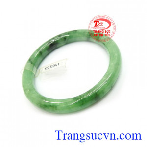 Vòng ngọc kiểm định đeo hợp thời trang, phong thủy, ngọc cẩm thạch chứa nguồn năng lượng dồi dào, rất được nhiều người ưa chuộng từ xưa đến nay, nó có tác dụng mang lại bình an, tài lộc và may mắn cho người đeo