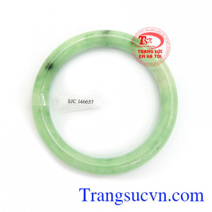 Vòng tay tròn ngọc đeo hợp thời trang và phong thủy, ngọc cẩm thạch nghĩa chiêu tài lộc, giải trừ tà khí, mang lại bình an, may mắn và hạnh phúc cho người đeo