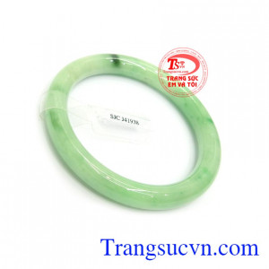 Vòng ngọc trong đốm được rất nhiều người ưa chuộng từ xưa đến nay, bởi khả năng mang lại bình an, may mắn, giải trừ tà ma và mang tài lộc công danh đến cho người đeo