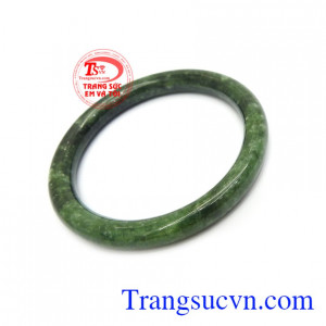 Vòng tay cẩm thạch đeo hợp thời trang và phong thủy, ngọc cẩm thạch từ xa xưa đã được nhiều người ưa chuộng bởi ý nghĩa chiêu tài lộc, giải trừ tà khí, mang lại bình an, may mắn và hạnh phúc cho người đeo