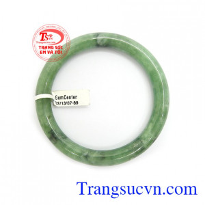 Vòng cẩm thạch được rất nhiều người ưa chuộng như là lá bùa hộ mệnh cho bản thân